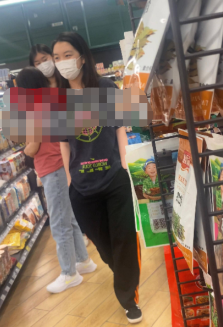 李嫣|15岁李嫣与好友豪宅打麻将！连胡三把手气超好，脚踩毛拖鞋接地气