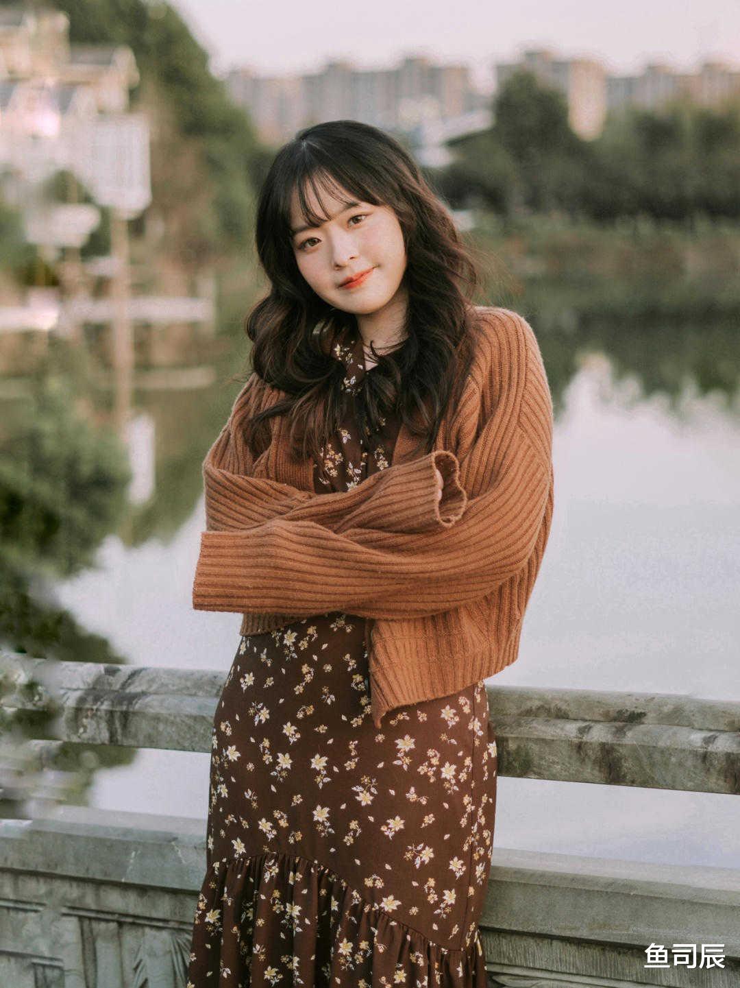 鱼司辰 30+穿衣选对不选贵！今秋试试用“针织毛衣”配半身裙，简约洋气