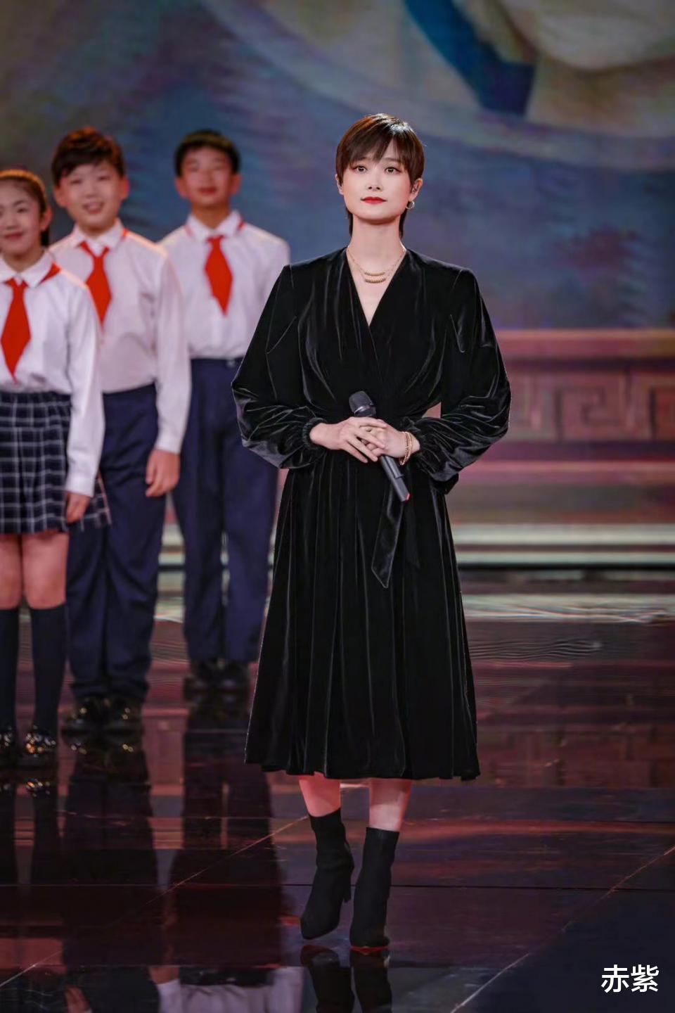 赤紫 李宇春身穿黑色连衣裙，端庄优雅，气质不一般