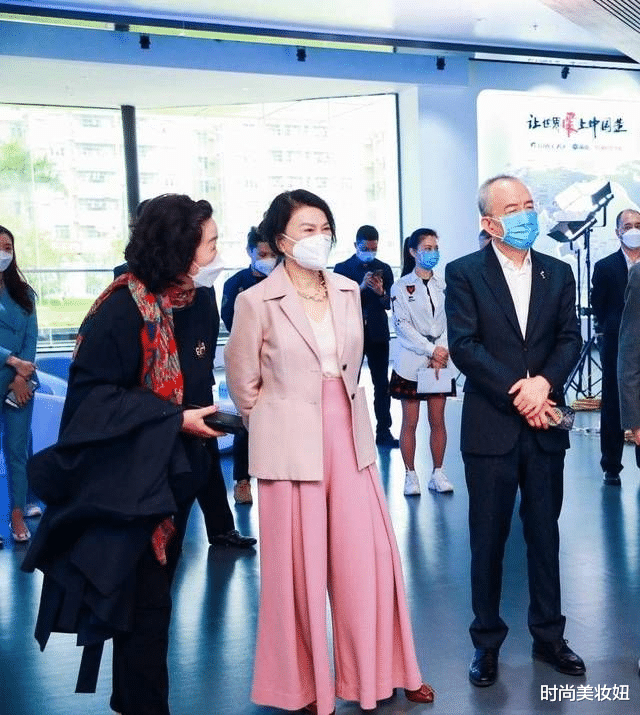 时尚美妆妞|董明珠真会赶“时髦”,针织开衫配阔腿裤高级大气,渔夫帽好洋气