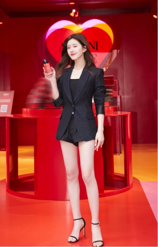 赵露思|赵露思太会穿了,西装短裤配黑色高跟鞋,诠释职场搭配新风尚