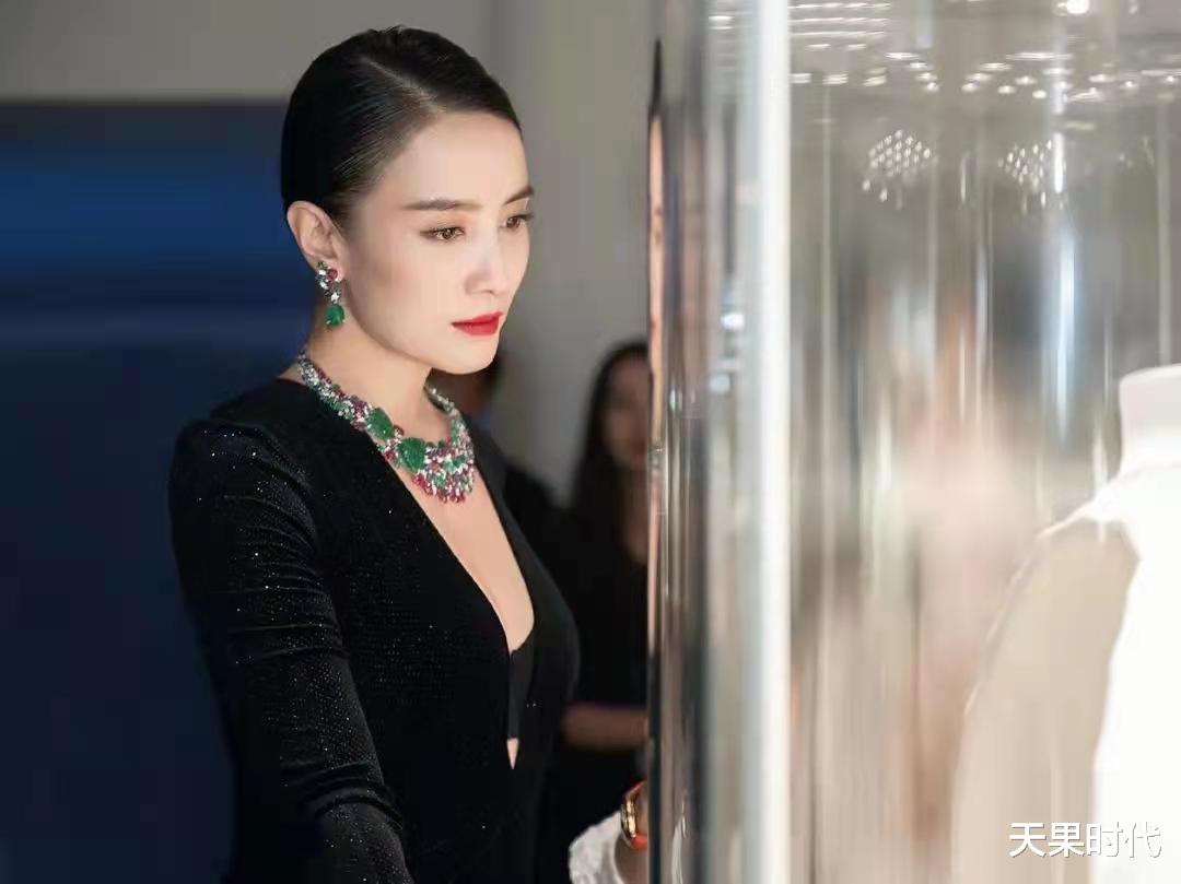 天果时代 宋佳的气质出挑，穿黑色深V连衣裙高贵大气，珠宝点缀霸气又惊艳