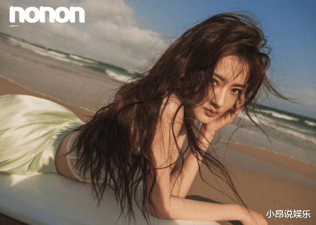 徐璐|徐璐晒海边泳装照，美背比细嫩筷子腿吸睛，面对镜头眼神迷离勾人