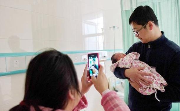 全能辣妈plus|新生儿“头一抱”很“挑人”，这3种至亲的人也不能碰，希望家长知晓