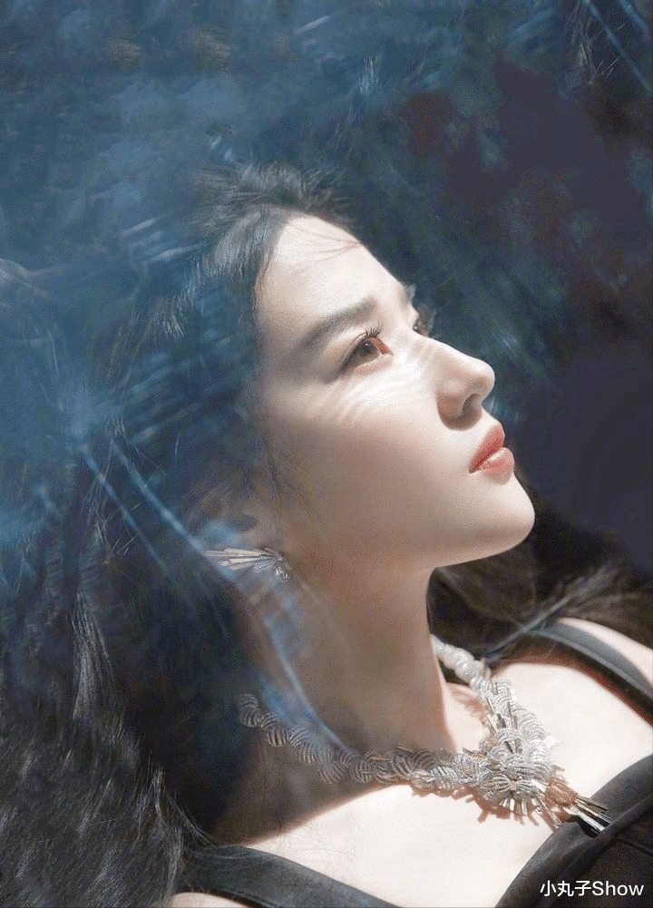 岳云鹏|34岁刘亦菲逛街被偶遇，生图比精修图还美，边走边系围巾超级自信