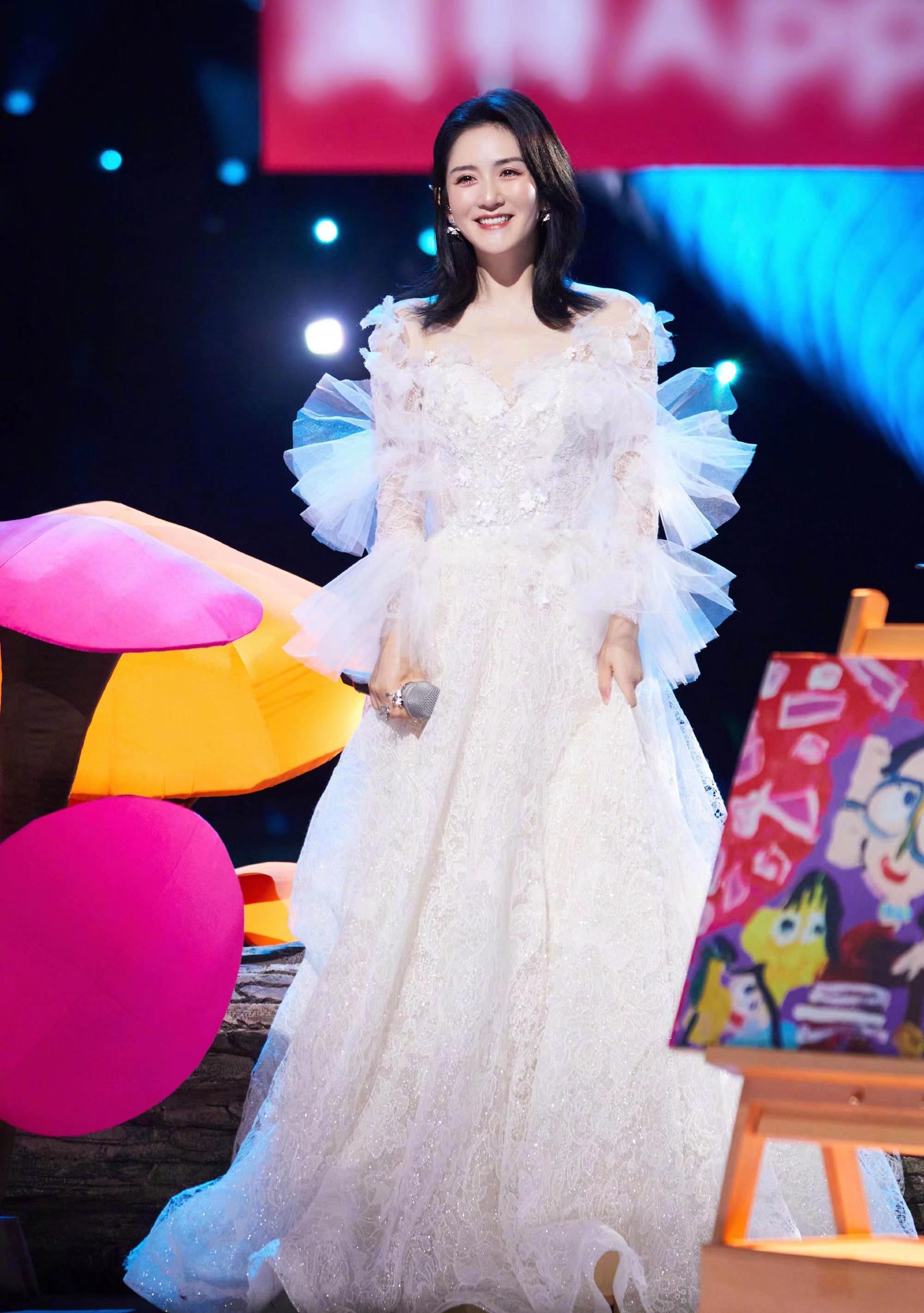 林志颖|谢娜二胎产后复出跨年晚会不主持而唱歌：气质更加温婉