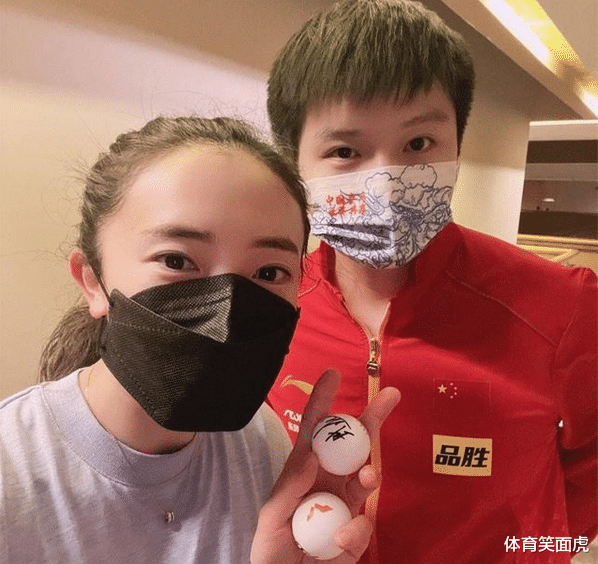 樊振东|樊振东桃花运来了！被韩国两个美女队员追捧，都抢着和小胖组混双