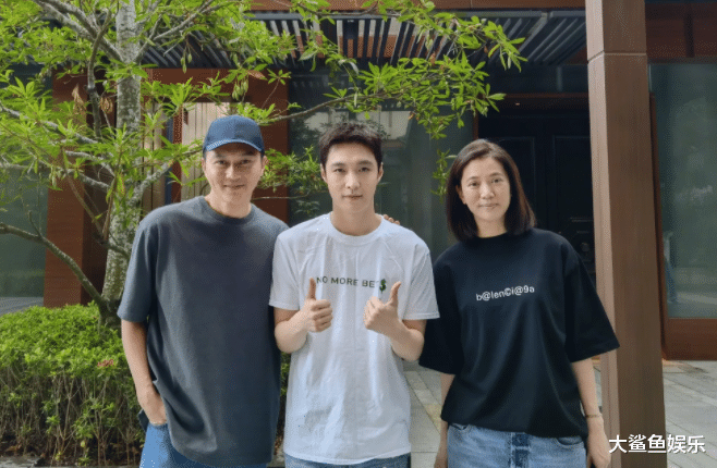 袁咏仪|张智霖夫妻在海南偶遇张艺兴,袁咏仪全素颜美得太真实