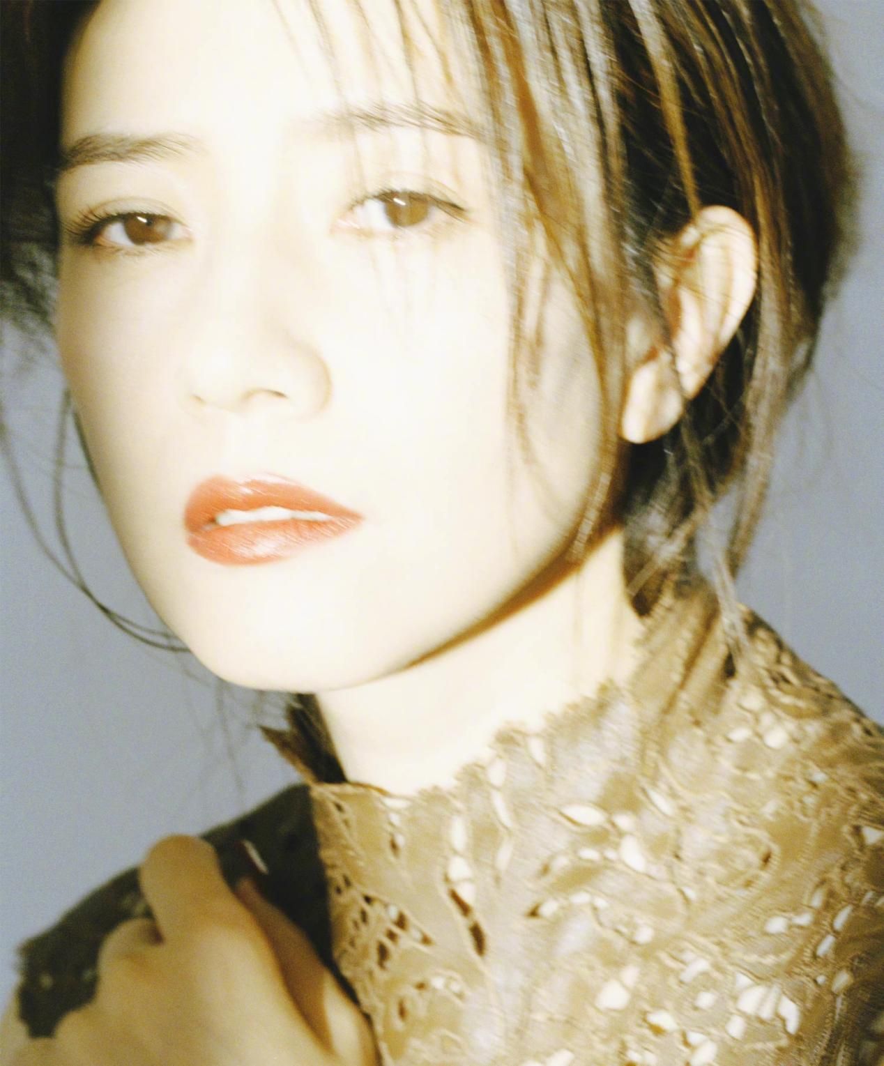 时尚圈的奇葩大喵 高圆圆状态真不赖,42岁上镜也亮眼,罕见打扮性感大方秀出好身材