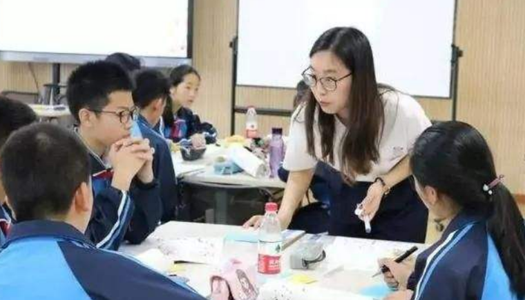 教师|“没有对比就没有伤害”，多名教师晒出工资条，差距真是有些大