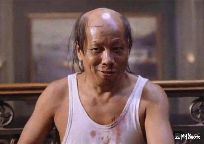 梁小龙|73岁港星梁小龙移居内地，独自现身超市打扮朴素，买平价烟引热议