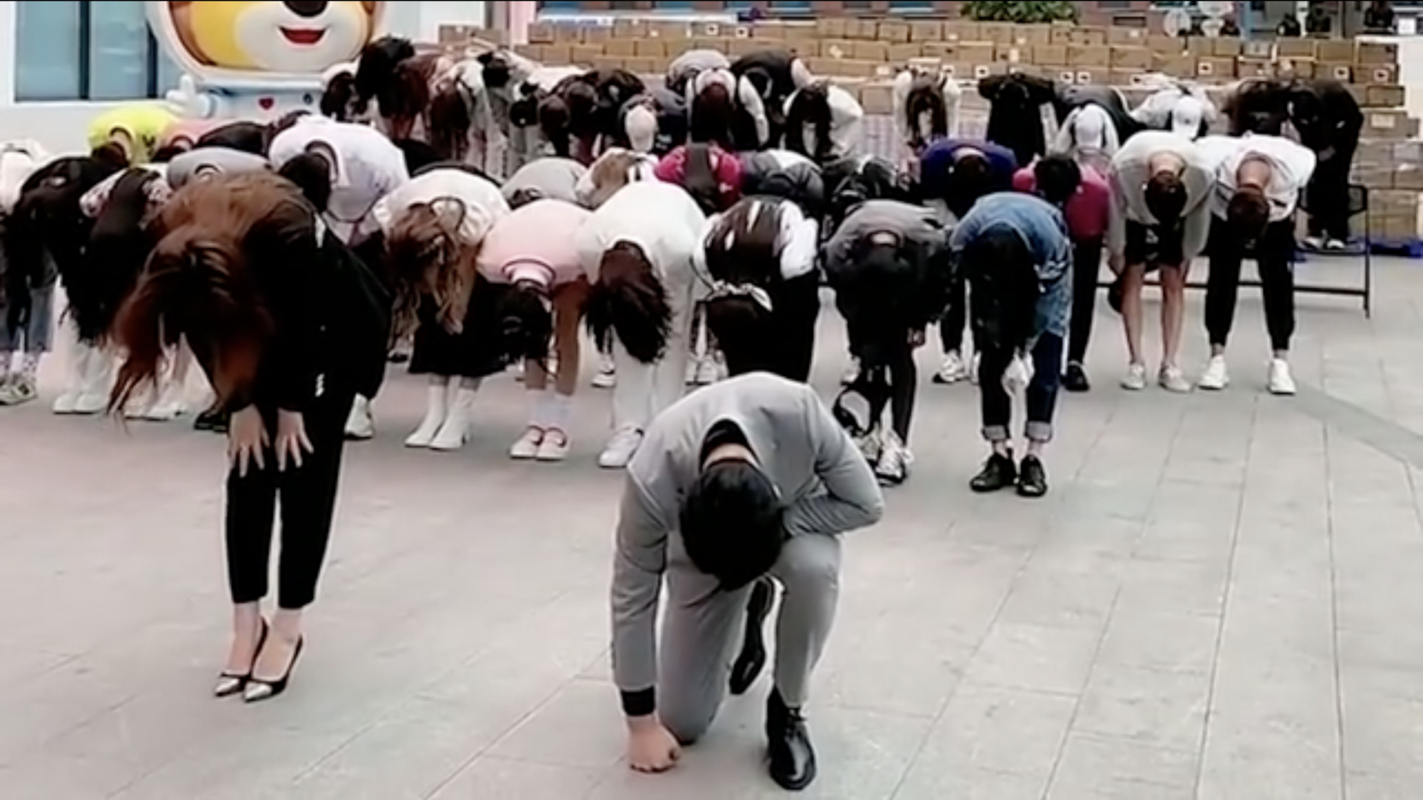 王小玮|辛巴高调复出，携全体主播下跪接“家人”回家，斥巨资点亮上海滩