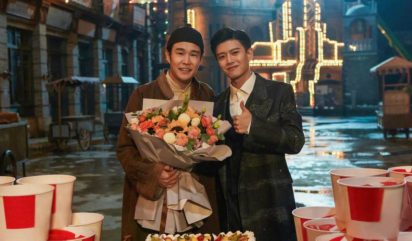 辣妹|任嘉伦新戏《请君》正式杀青！合影不见李沁，结束时穿红衣像新郎