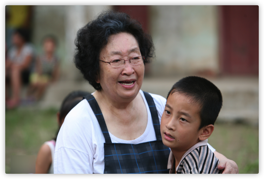 彭玉|87岁彭玉罕露面，坐阳台逗女儿乐到满脸笑，身形消瘦精神好状态佳