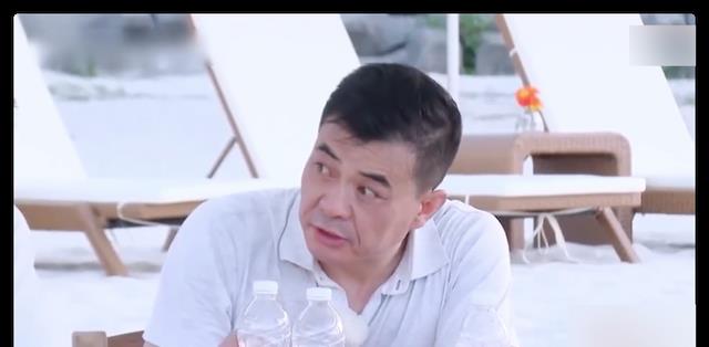 米兰达·可儿|秦海璐夫妇带娃出游，一家三口手牵手画面温馨，7岁儿子乖巧十足