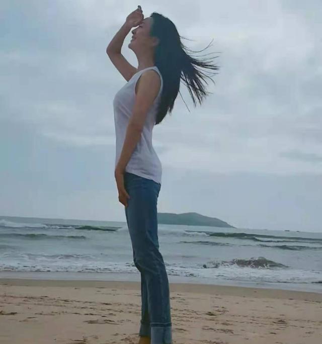 杨童舒|杨童舒度假照曝光，穿背心在沙滩上拍照，被指状态不像70后