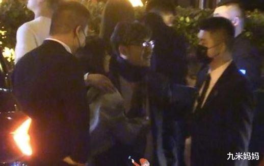 纽约|王岳伦戒酒失败，KTV醉酒走路踉跄，女性朋友送他回酒店照顾一夜