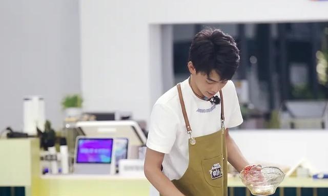 胡小小乖|差评如潮，弘扬中国美食的《中餐厅》，如今却沦为顶流们的烧菜秀