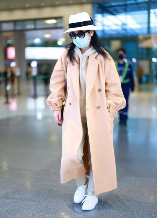 秦海璐|秦海璐打扮真高级，大衣配家居服温暖舒适，气场强大不容忽视