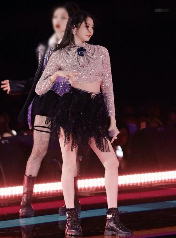 金·卡戴珊|张艺凡腿长到无敌了,右腿绕过左腿还能踩地上,坐姿看的眼都花了