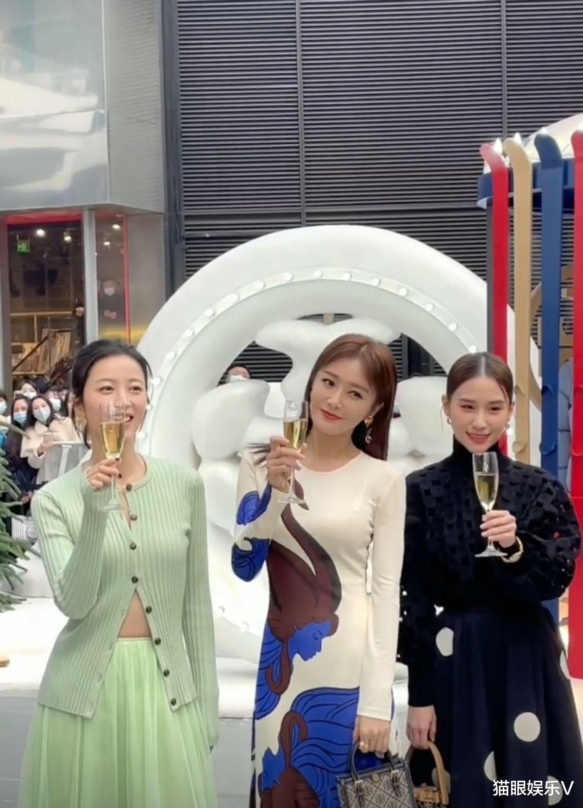 秦岚|何超莲周雨彤同框比美,脸上都是胶原蛋白,秦岚年龄最大身材最好