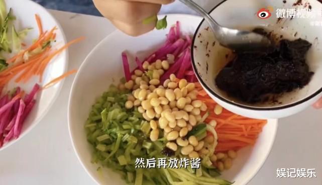 炸酱面|谢娜在家做炸酱面，老公视角下，娜姐笑容甜美，幸福感溢出屏幕