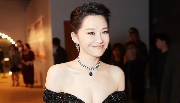 清浅微笑的我|陈红与许晴只差一岁,年轻时都是大美人,为何如今相貌差距这么大