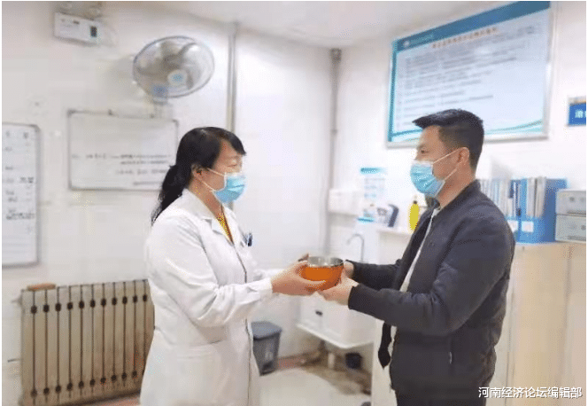 河南经济论坛编辑部 元宵佳节 患者家属给医务人员送汤圆