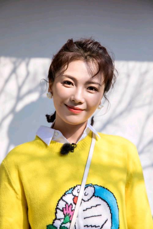 周洁琼|刘涛真不知道自己多少岁了？穿卡通毛衣扎翘麻花辫，还挺好看