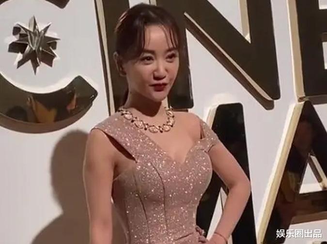 张一山|杨蓉穿露肩装亮相，与男嘉宾合影被指“不矜持”，引发争议