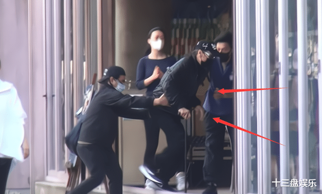 谢贤|谢贤晚年失风采，驼背弯腰杵拐杖？为了帅，他曾每天倒吊25分钟