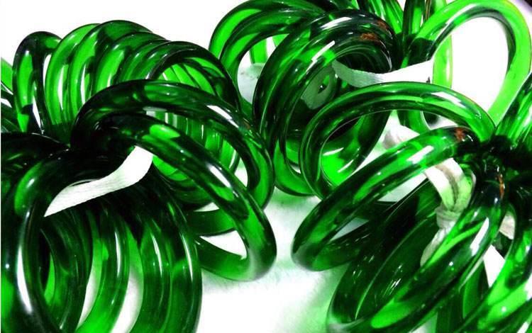 冰种翡翠|啤酒瓶做梦都没想到，有一天它竟然能卖到10万元！太坑了！