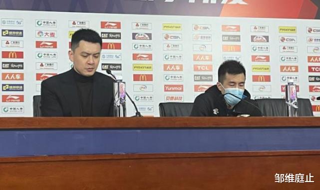 郭艾倫|京遼男籃賽后發(fā)布會(huì)！雷蒙不甘心拒絕點(diǎn)評(píng)，楊鳴低調(diào)，郭艾倫耍嘴皮！