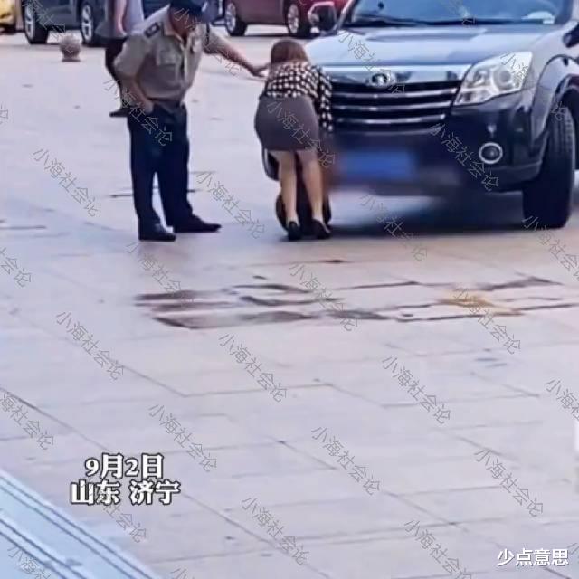保安 山东：女司机被石墩卡住，上演徒手抬车，保安一手插兜热心指导