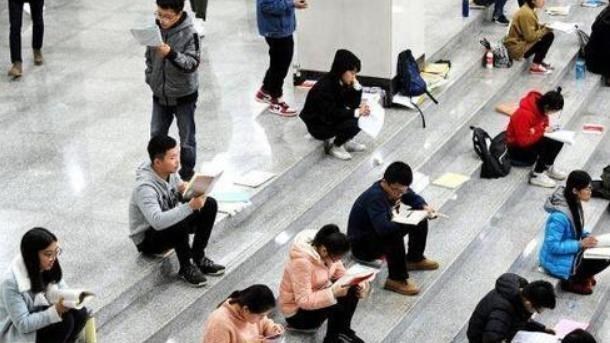 江苏一高校男生,因食堂抢座掌掴女生,所学专业曝光网友感慨良多