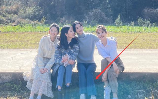 赵丽颖|新剧杀青，赵丽颖上线晒照，鞋子引热议，这是对农村人最大尊重？