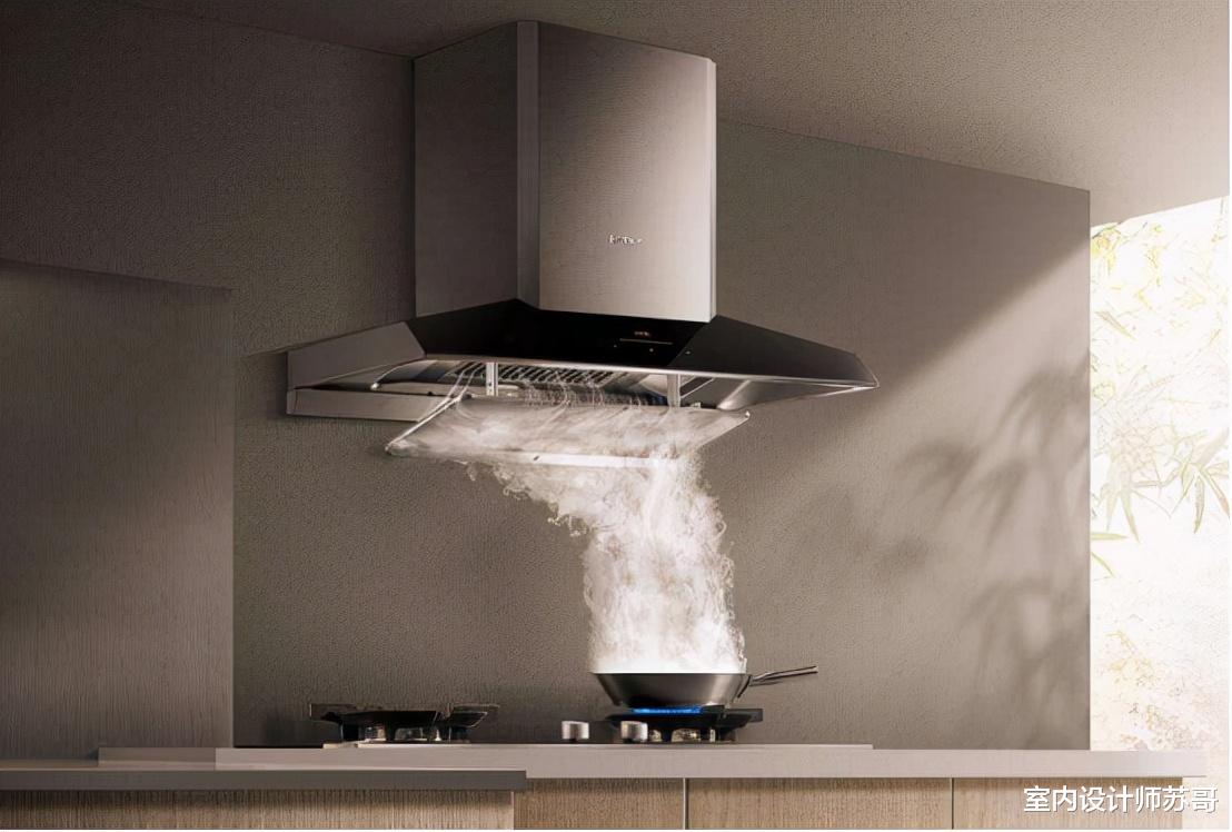 使用油烟机时，要不要关闭门窗？很多人做错了，难怪厨房烟味大