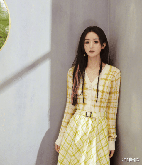 赵丽颖|赵丽颖结束工作后返京，穿黑色短裙双腿又细又直，露半截袜子超可爱