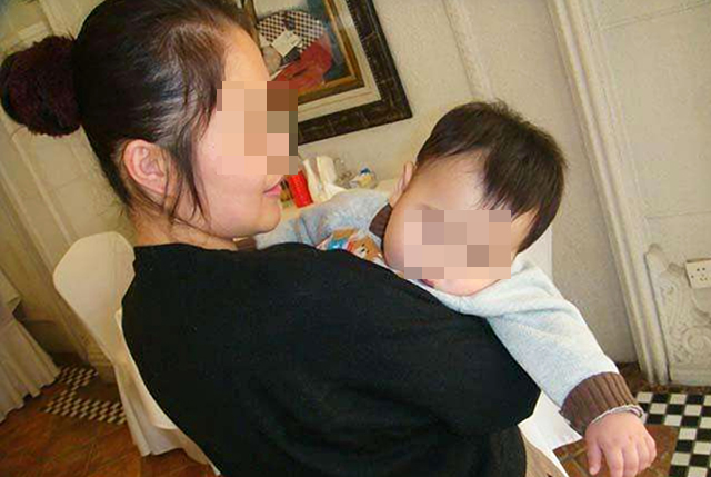 |“到底是晒娃还是晒你？” 宝妈穿着“清凉装”晒娃，引起网友热议