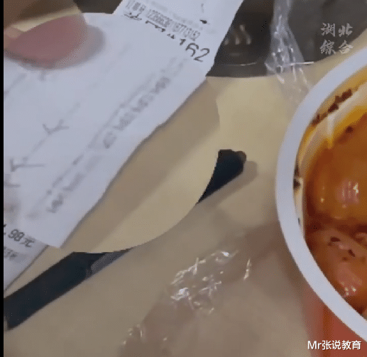高校男子外卖叫份麻辣烫,对照订单吃一个勾一个,网友:活得真累
