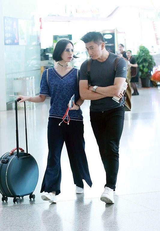 反派|刘诗诗和吴奇隆真的很像，出门的时候穿的都很低调，却都很高级