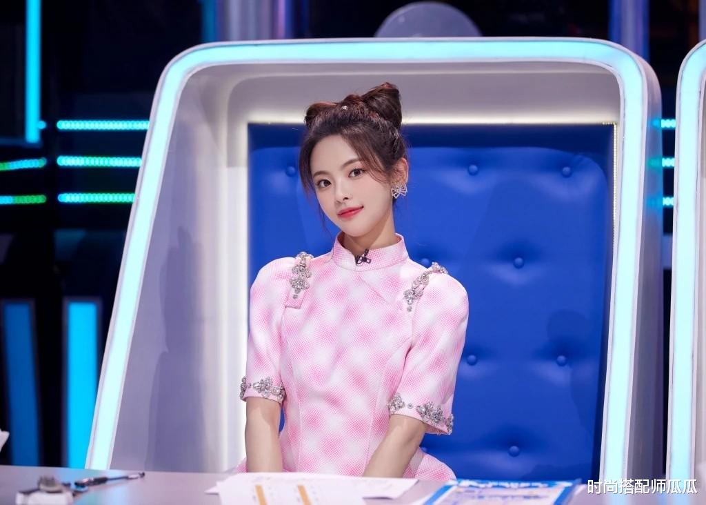 时尚搭配师瓜瓜 被邱淑贞女儿惊艳了，穿旗袍拍写真曲线太迷人了，身材不输她妈妈