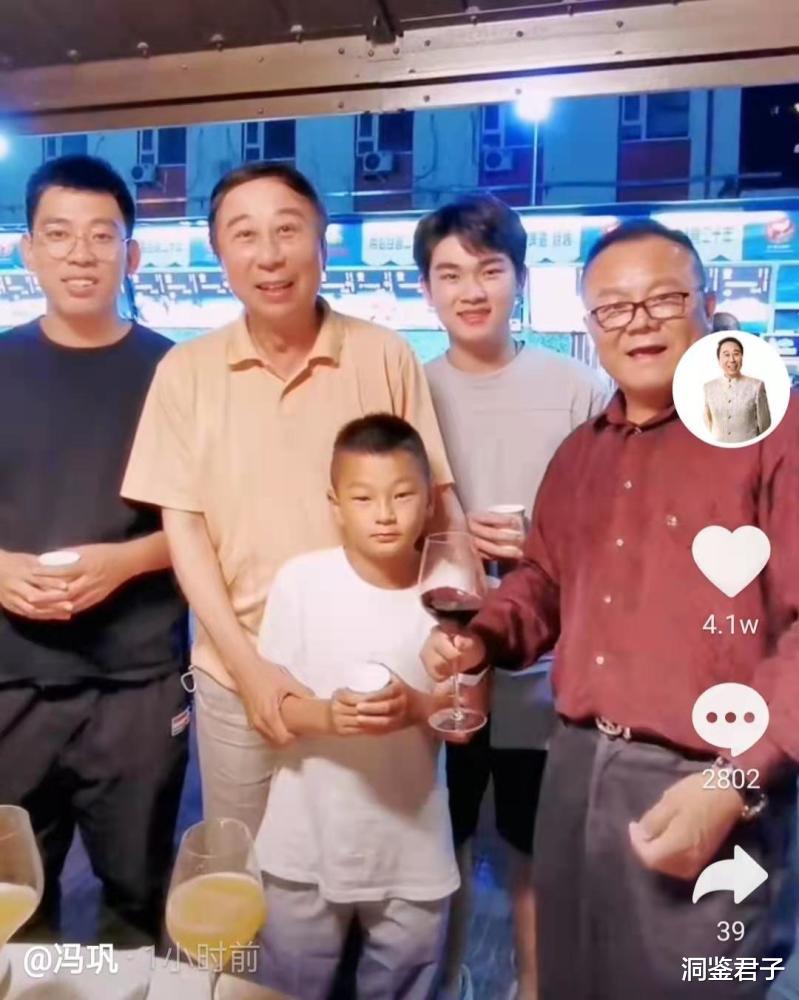 洞鉴君子|64岁冯巩路边摊吃饭，与路人敬酒合影毫无架子：层次越高的人，越低调