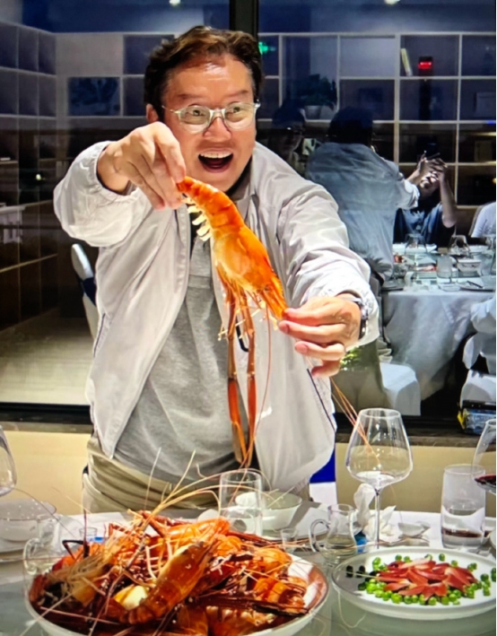 范上官|71岁谭咏麟现身豪华餐厅吃海鲜，大头虾比脸还长，需双手才能抓起