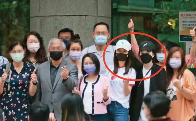 时尚风行派|45岁林心如风光回校！站C位素颜合影美成校花，霍建华秒变小跟班