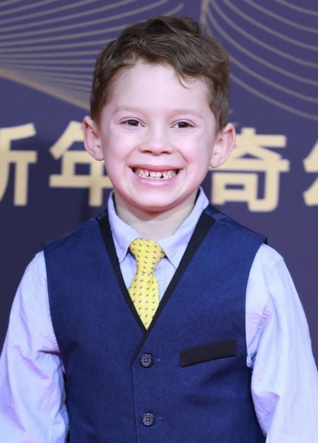 宋祖儿|有种“发育过猛”叫宋祖儿,一身礼服出席活动,众人:这谁扛得住