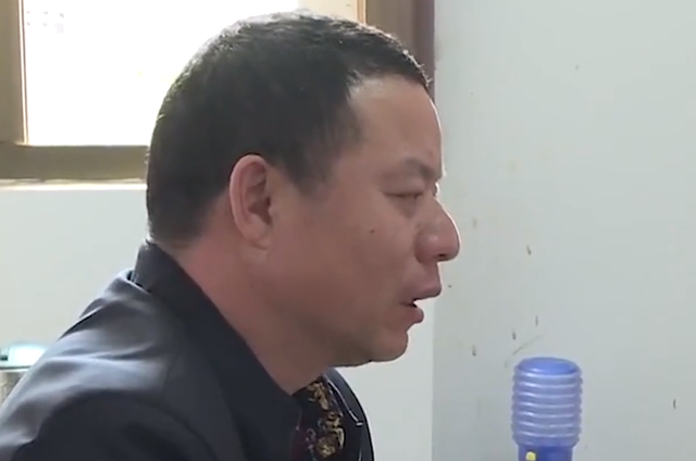 44岁上门女婿中年得女,不料女儿却不是亲生,女婿要求赔50万损失