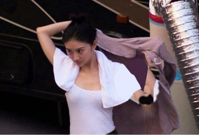 景甜|景甜片场衣着朴素，网友吐槽：我还以为是群演