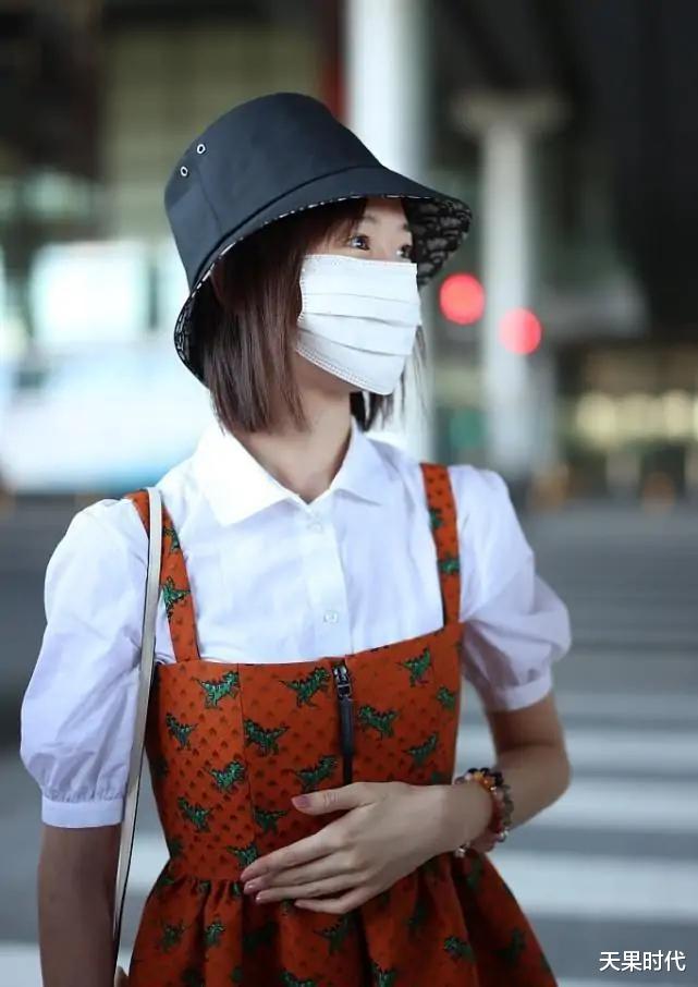天果时代|毛晓彤才是个时髦精,背带裙故意穿背面,搭泡泡短衫像个小姑娘