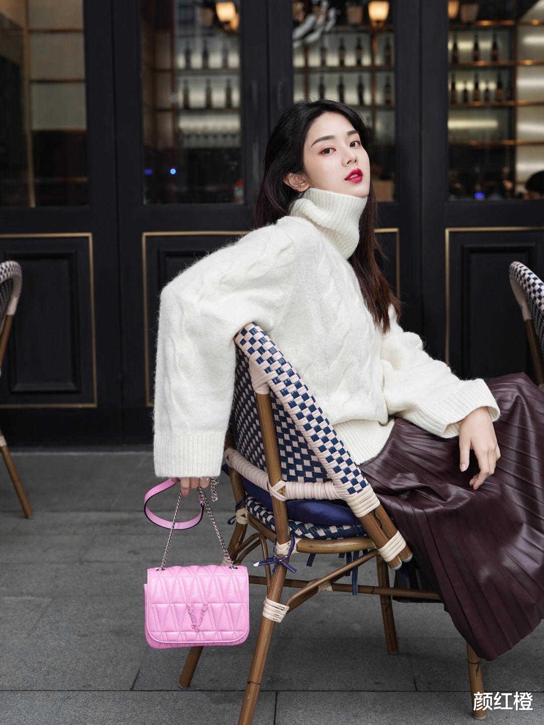 颜红橙 秋冬如何把毛衣穿出气质感？看看这些搭配小技巧，让你气质翻倍